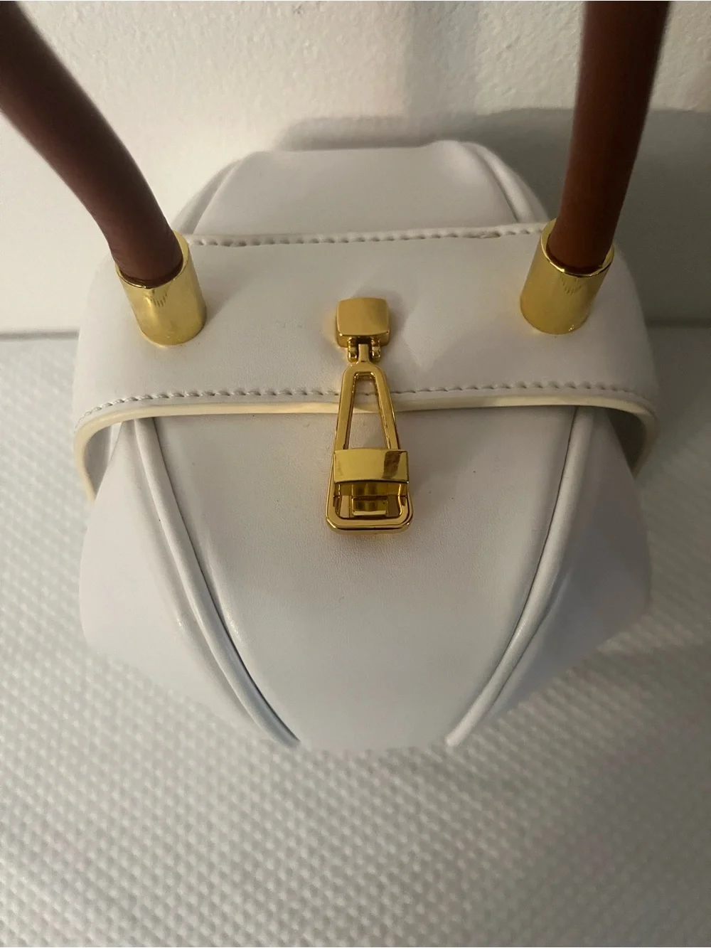 🩷White Structured Top-Handle Bag with Brown Han🩷Ball shape💚